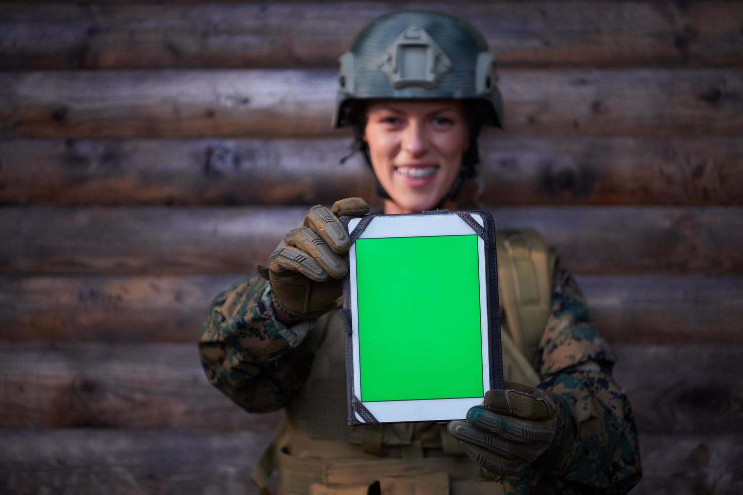 mujer soldado usando una computadora de tableta foto