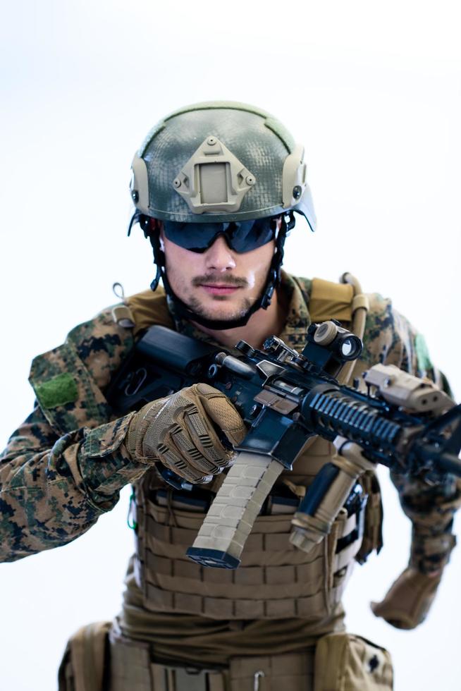 soldado en acción con el objetivo de la vista láser óptica foto