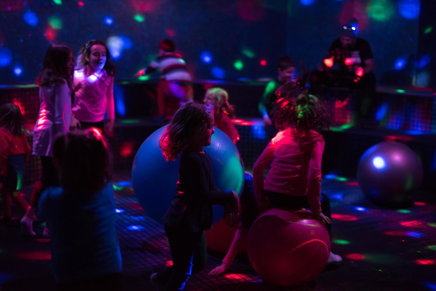 fiesta de discoteca de neón para niños foto