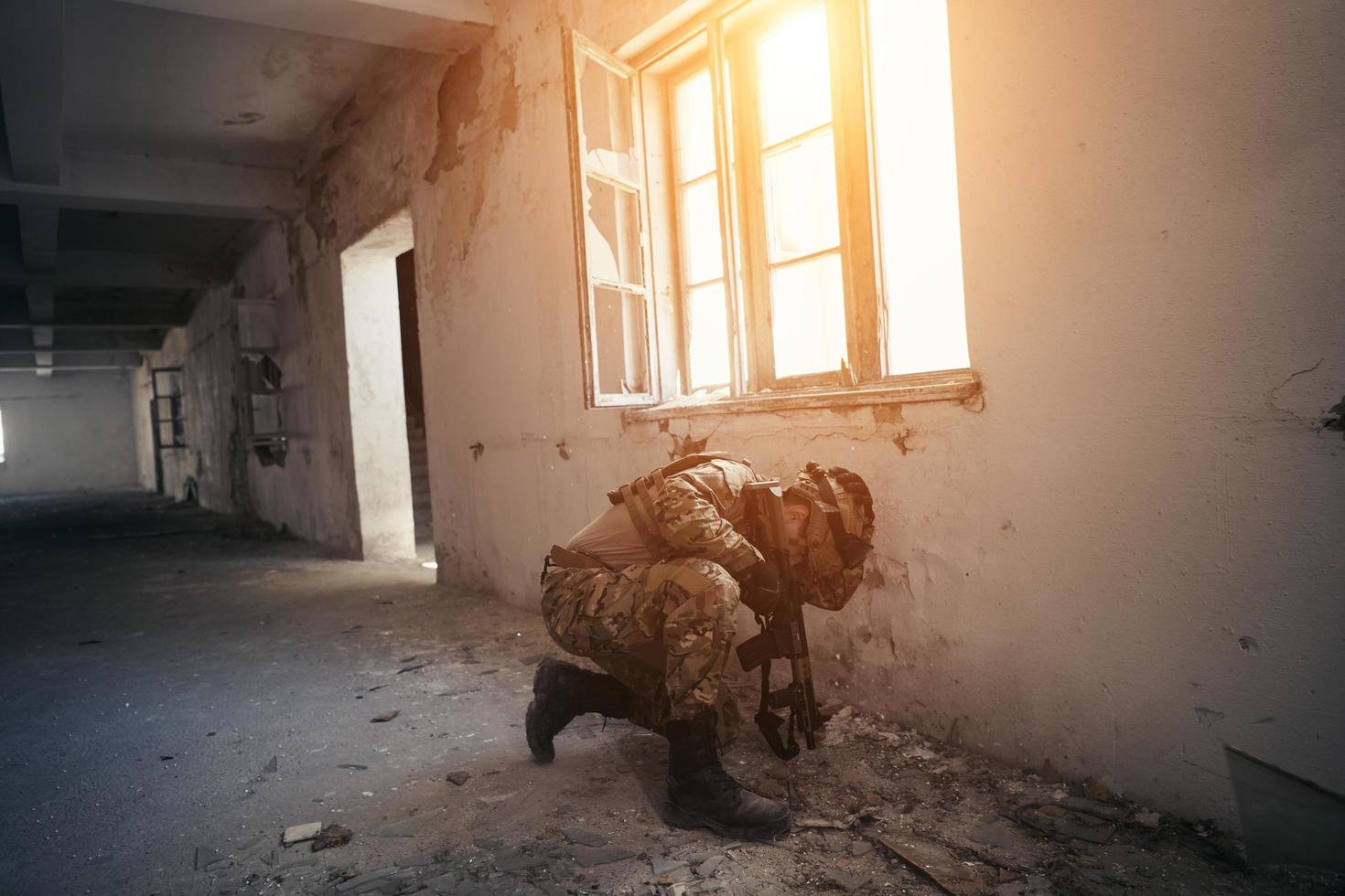 soldado en acción cerca de la revista de cambio de ventana y ponerse a cubierto foto