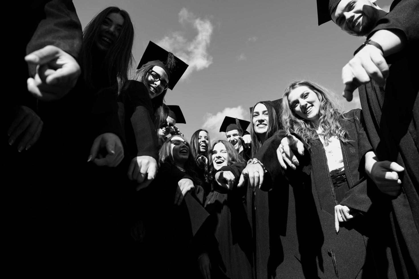 grupo de diversos estudiantes graduados internacionales celebrando foto