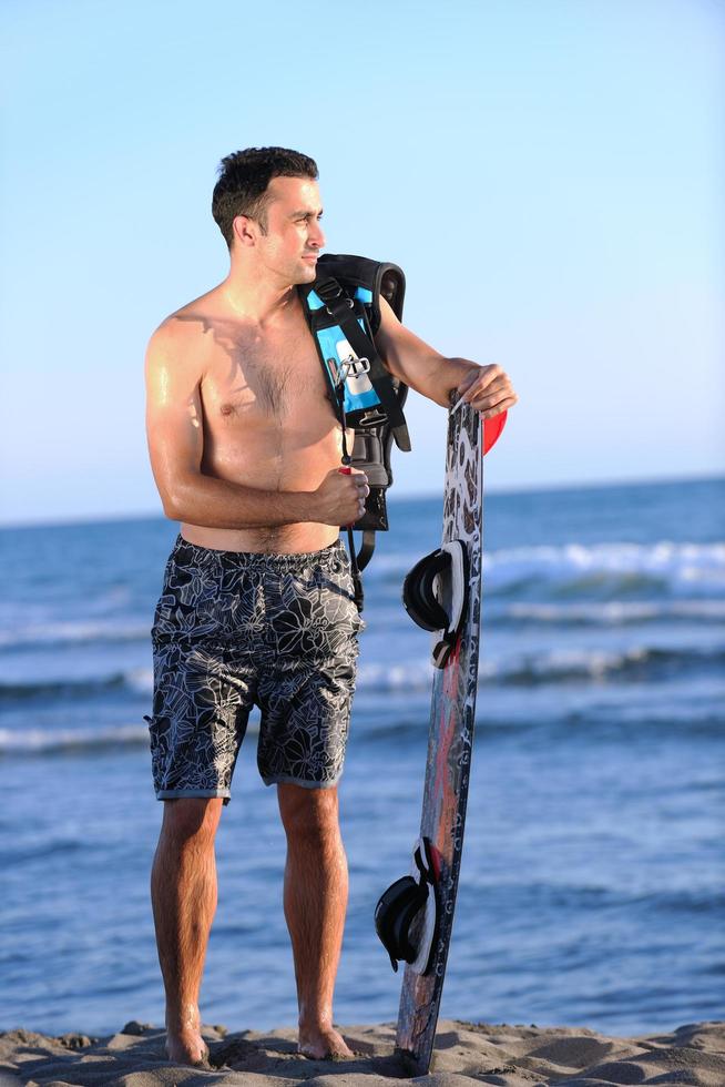 retrato, de, un, joven, kitsurf, hombre, en, playa, en, ocaso foto