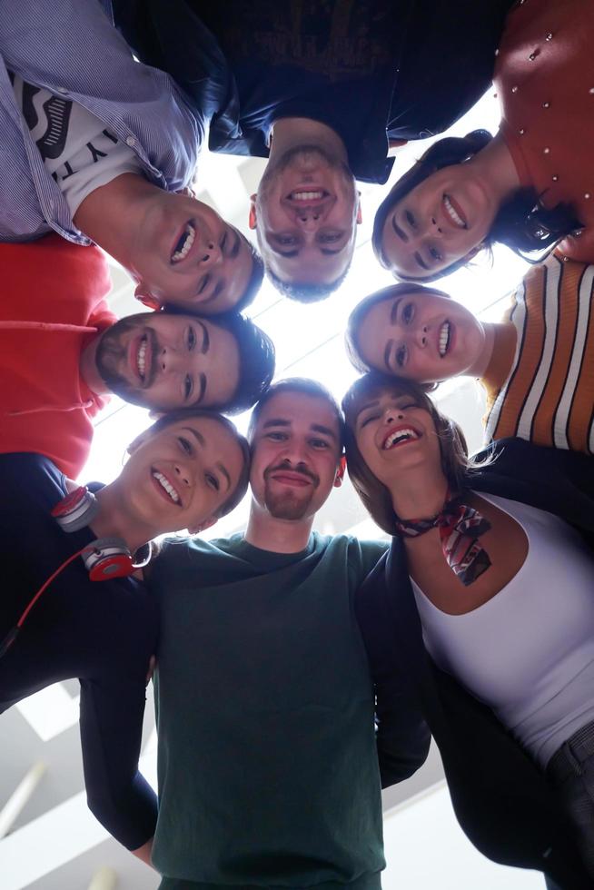 grupo de jóvenes felices mostrando su unidad foto