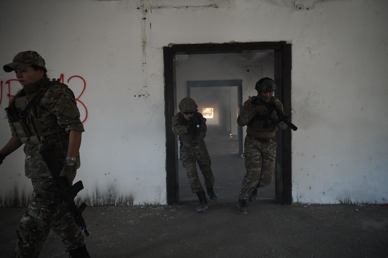 tropas militares en acción entorno urbano foto