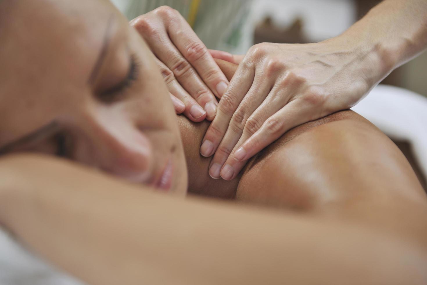 tratamiento de masaje de espalda mujer foto