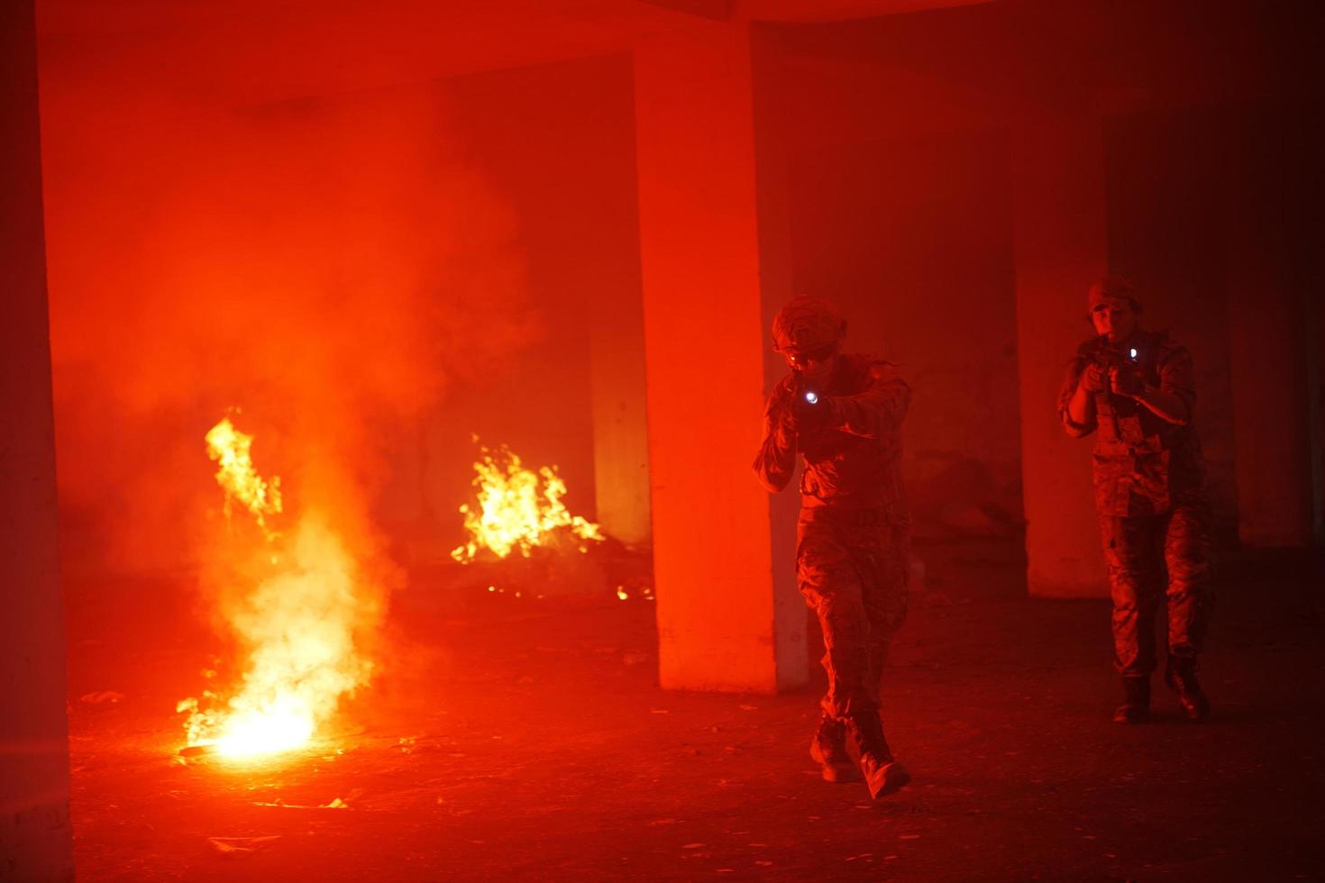 tropas militares en acción entorno urbano foto