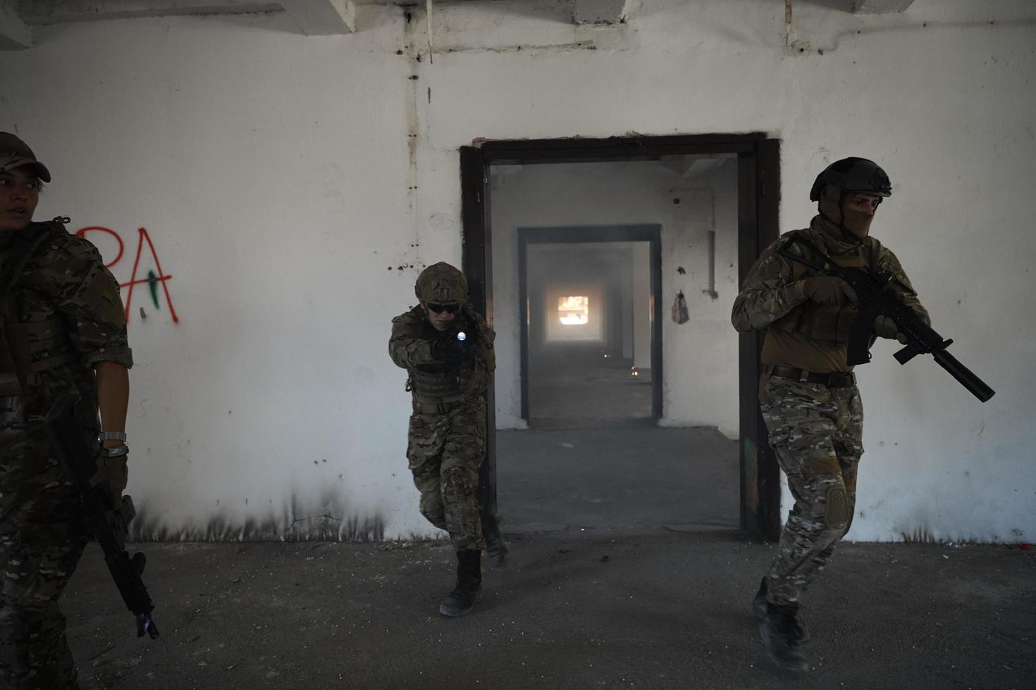 tropas militares en acción entorno urbano foto