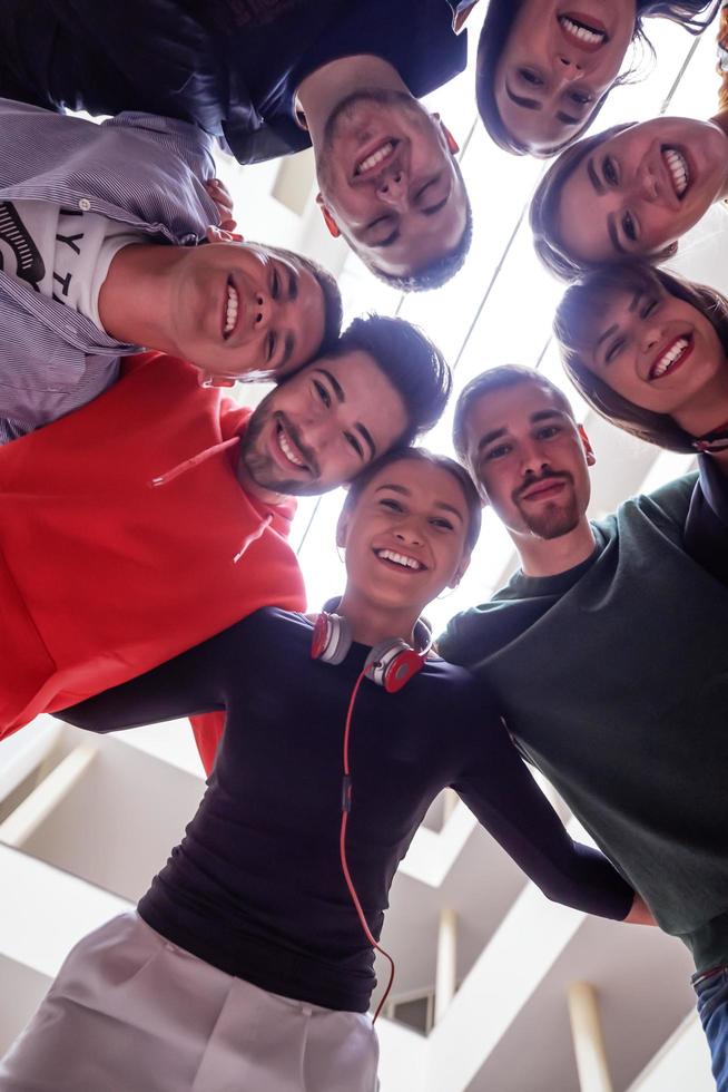 grupo de jóvenes felices mostrando su unidad foto