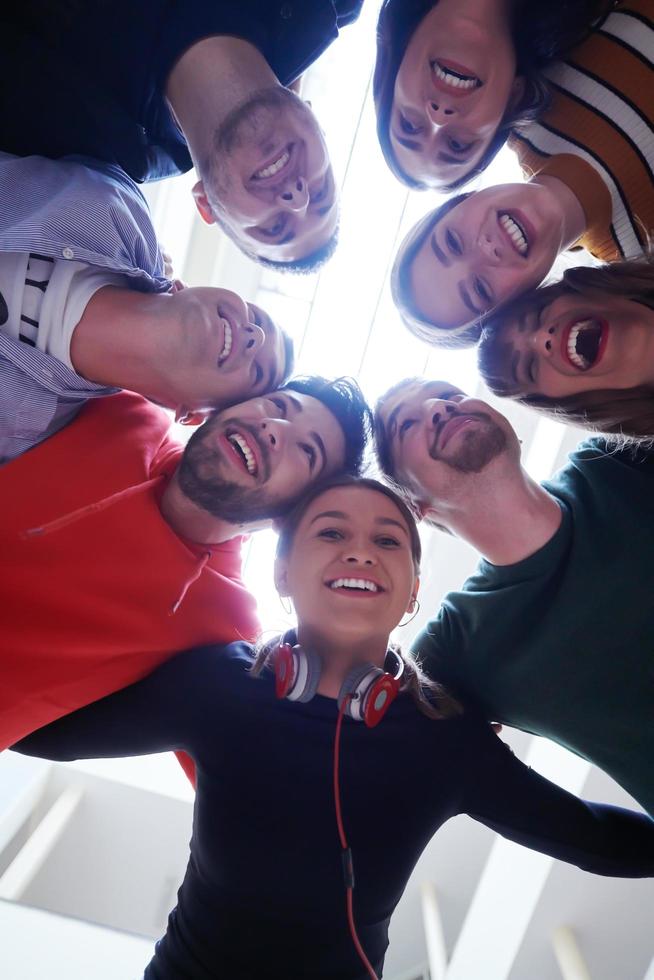 grupo de jóvenes felices mostrando su unidad foto