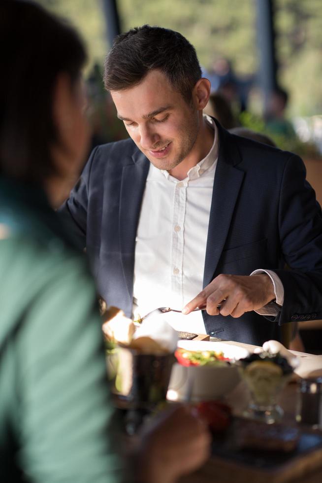 primer plano de una mujer joven y un hombre comiendo. foto