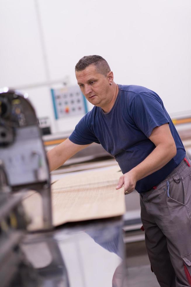 trabajador en una fabrica de muebles de madera foto