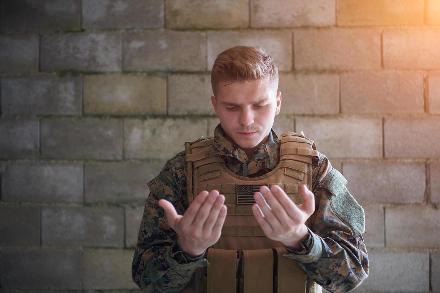 muslim soldier praying photo