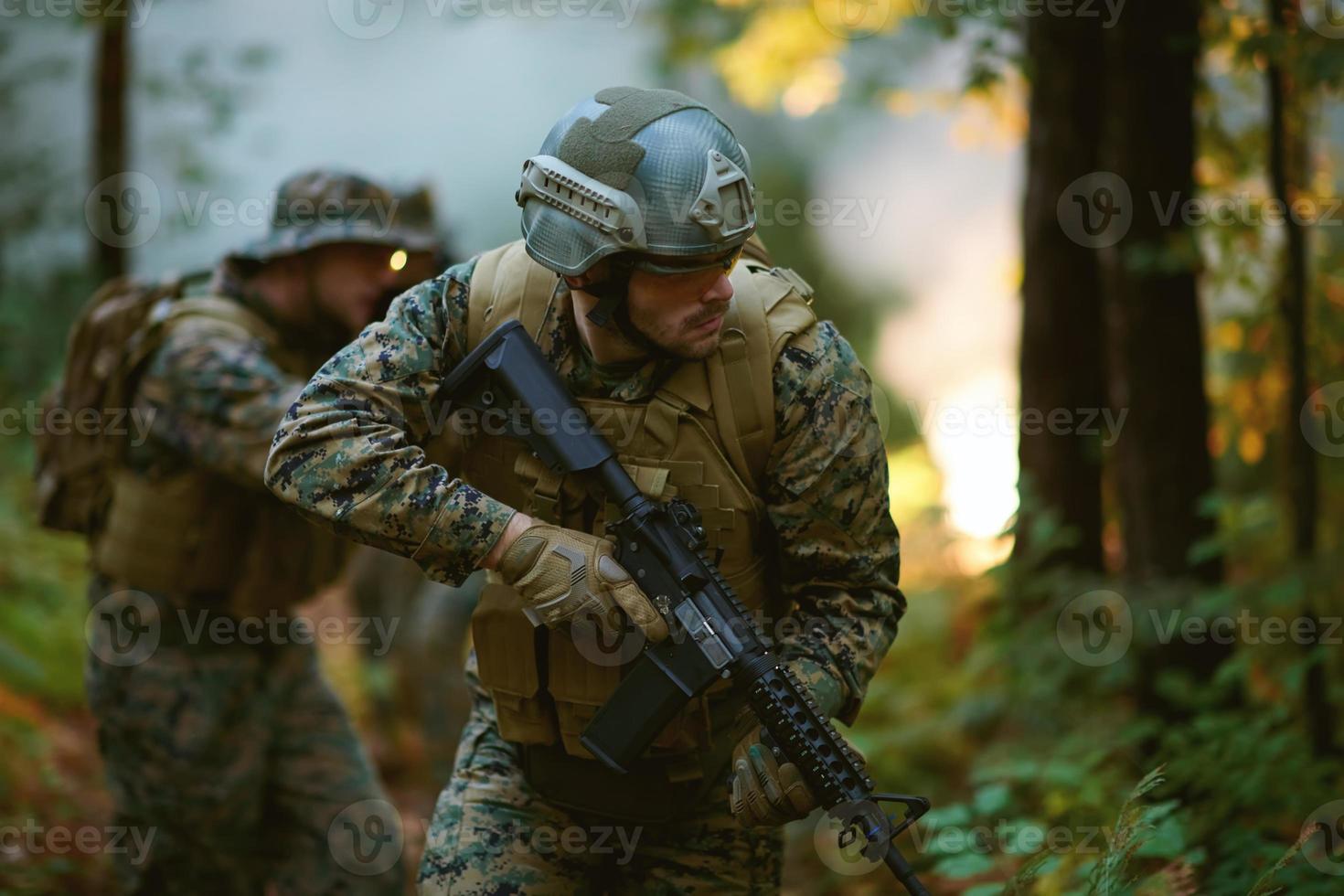 soldados militares en el campo foto