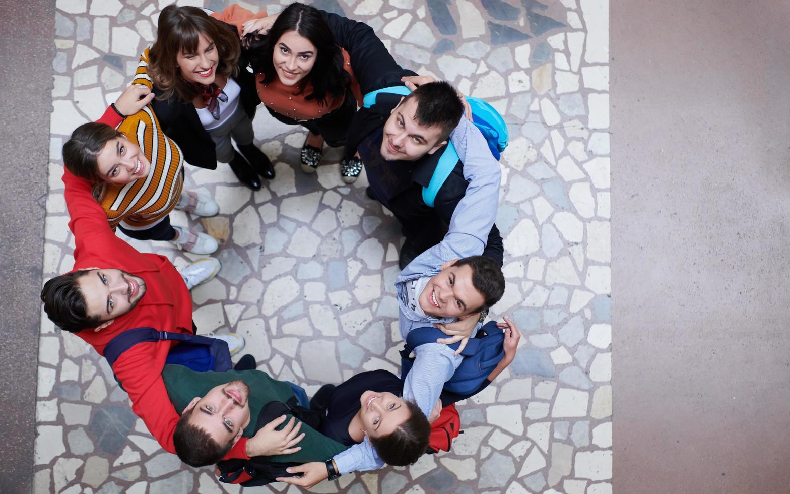 grupo de jóvenes felices mostrando su unidad. foto