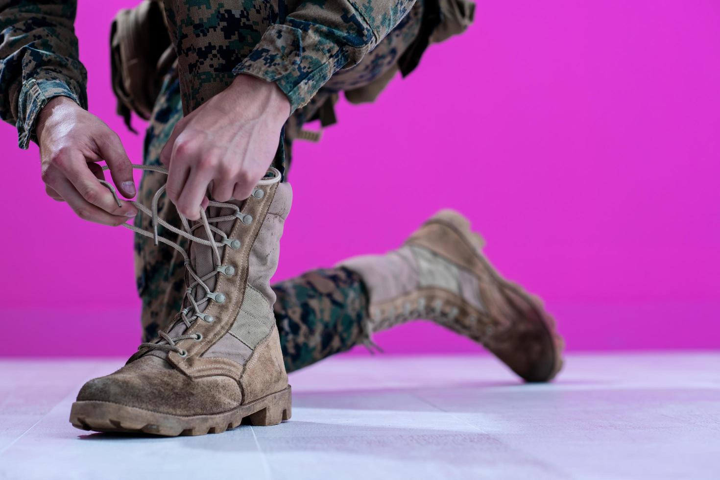 soldado atando los cordones de sus botas foto