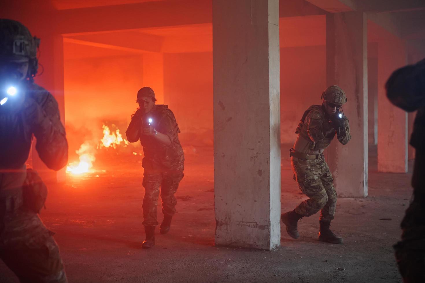 tropas militares en acción entorno urbano foto