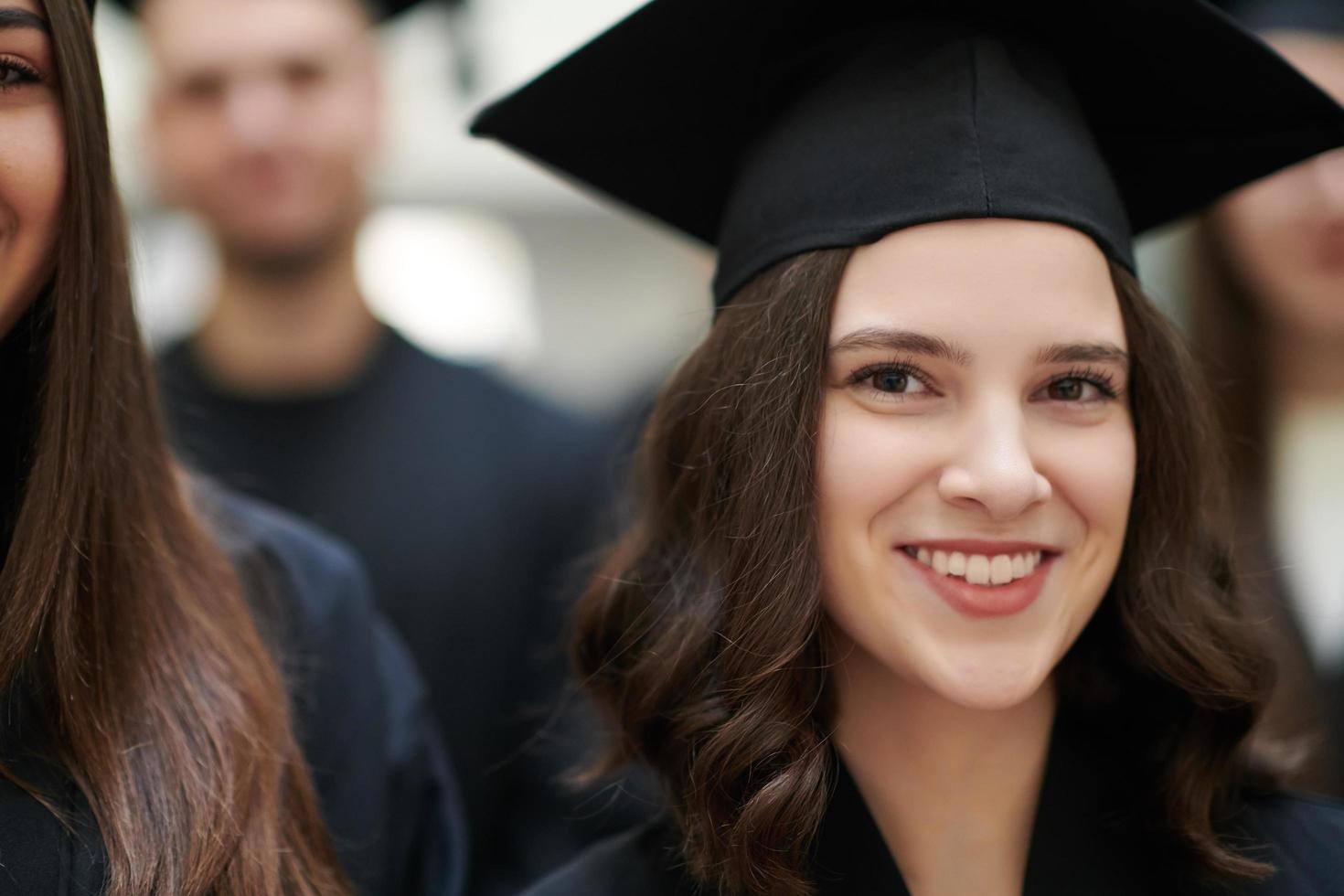 grupo de diversos estudiantes graduados internacionales celebrando foto