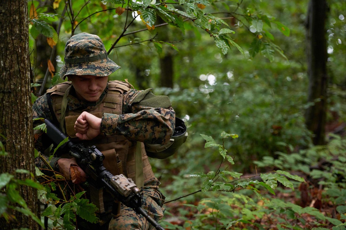 soldado preparando equipo táctico y de comunicación para la batalla de acción foto