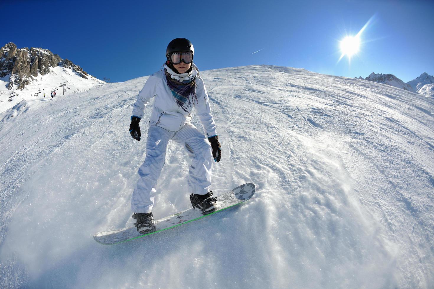 esquiar en nieve fresca en la temporada de invierno en un hermoso día soleado foto