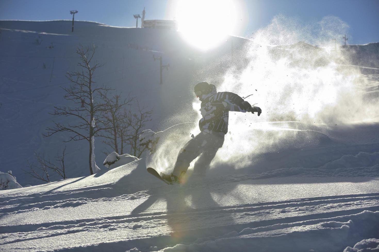 snowboarder de estilo libre salta y monta foto