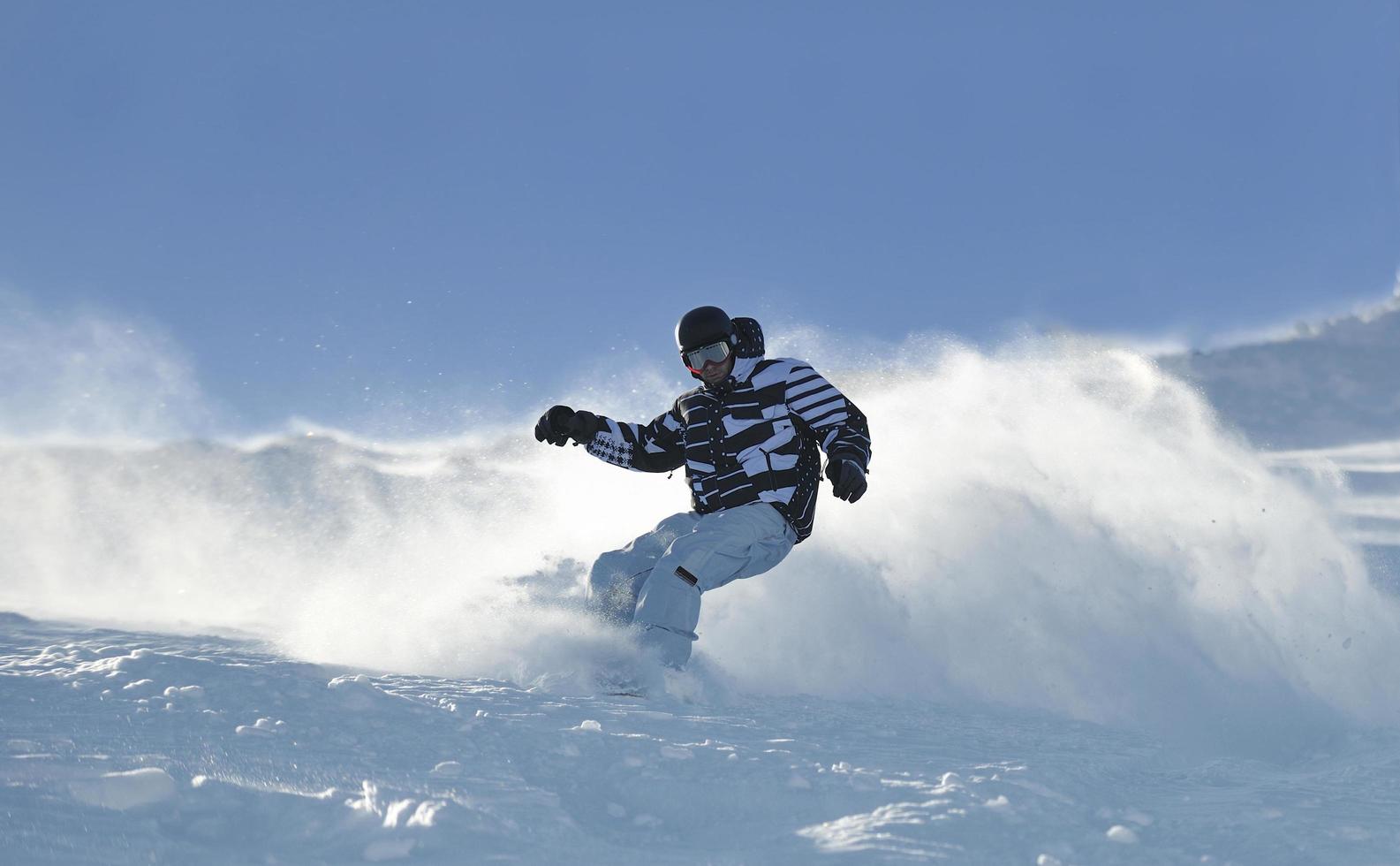 snowboarder de estilo libre salta y monta foto