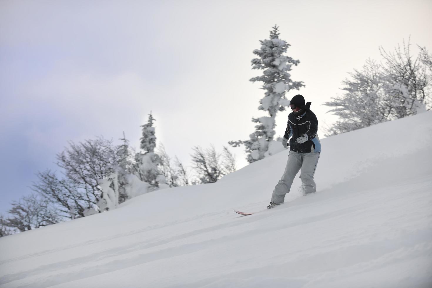 vista de snowboarder de estilo libre foto