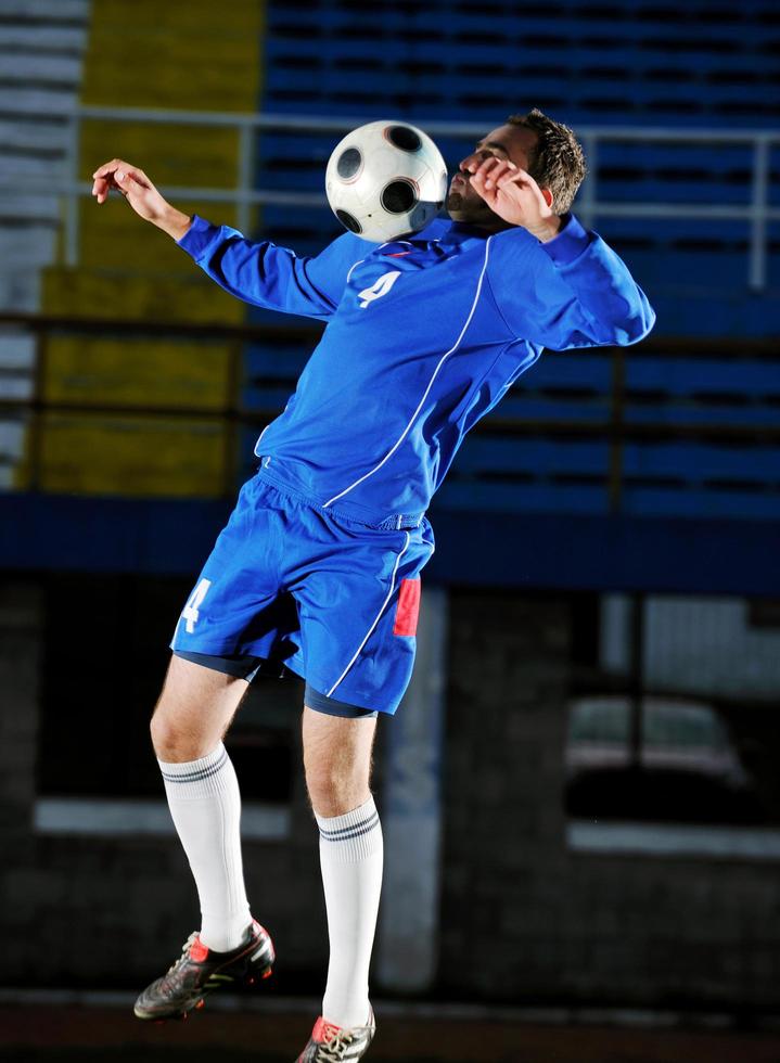 jugador de fútbol en acción foto