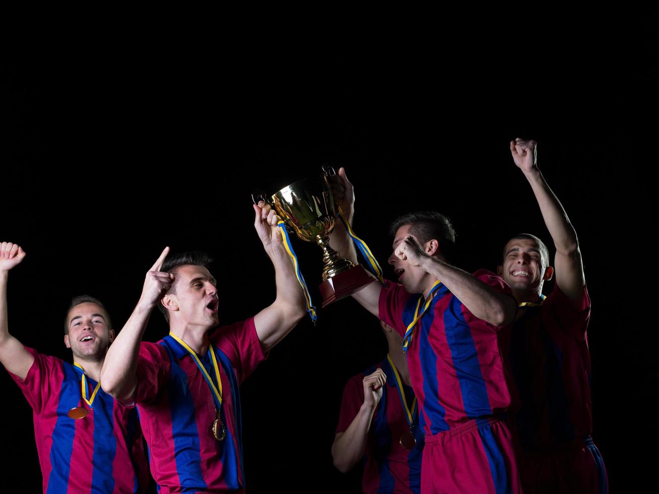 jugadores de fútbol celebrando la victoria foto