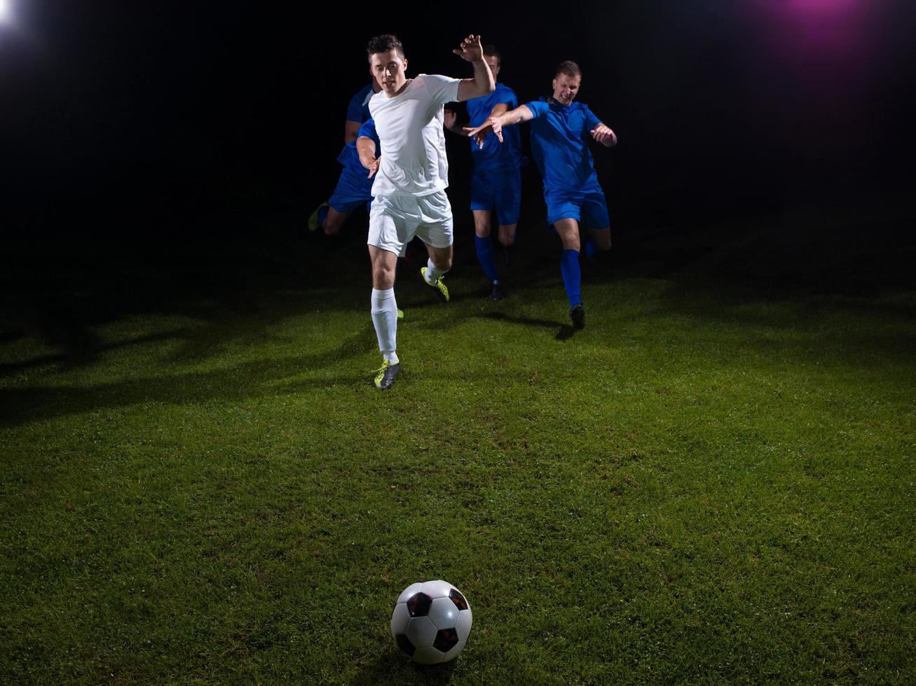 duelo de futbolistas foto