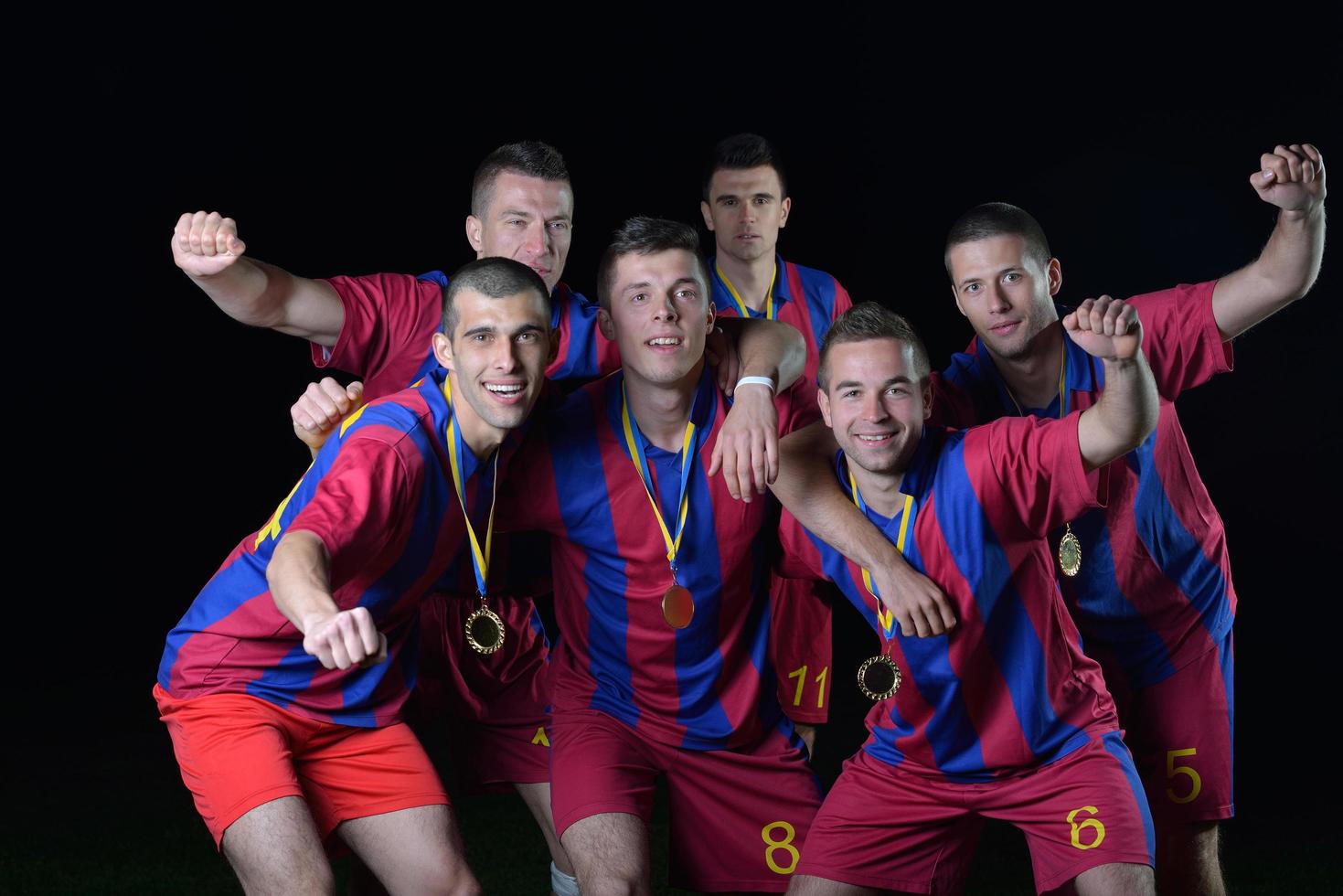 jugadores de fútbol celebrando la victoria foto