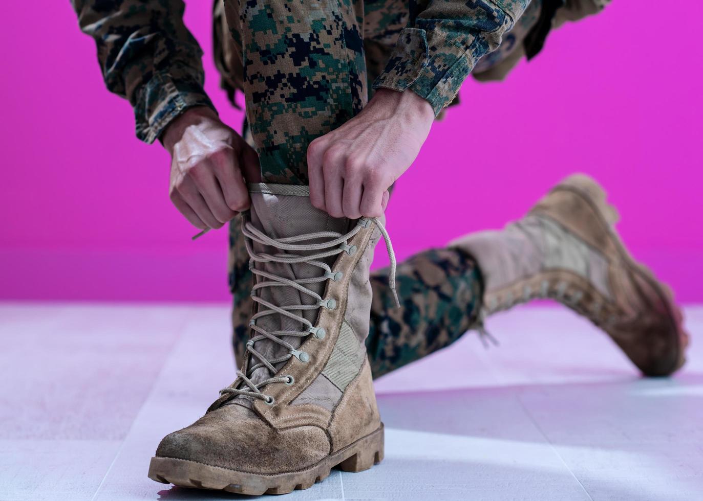 soldado atando los cordones de sus botas foto