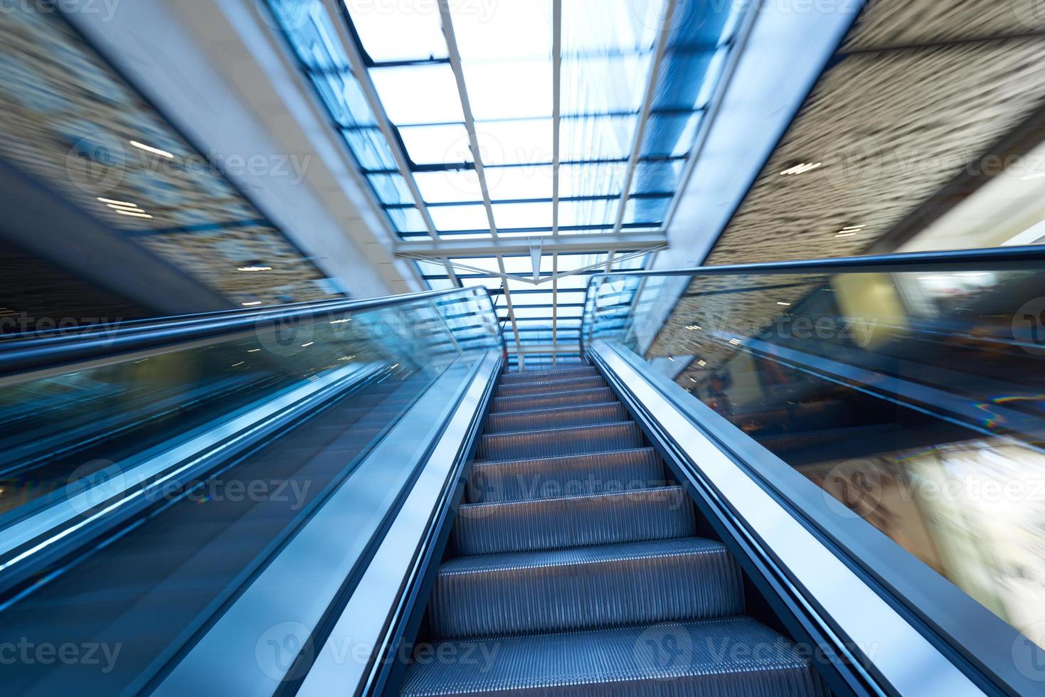 escaleras mecánicas del centro comercial foto