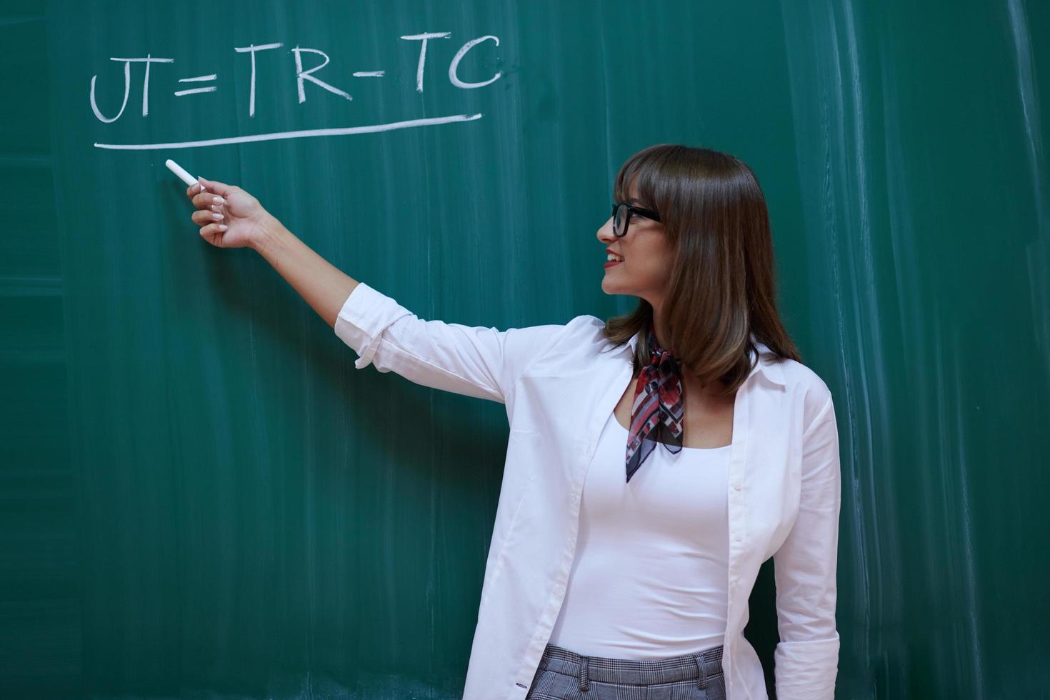 el profesor explica la tarea en la pizarra foto