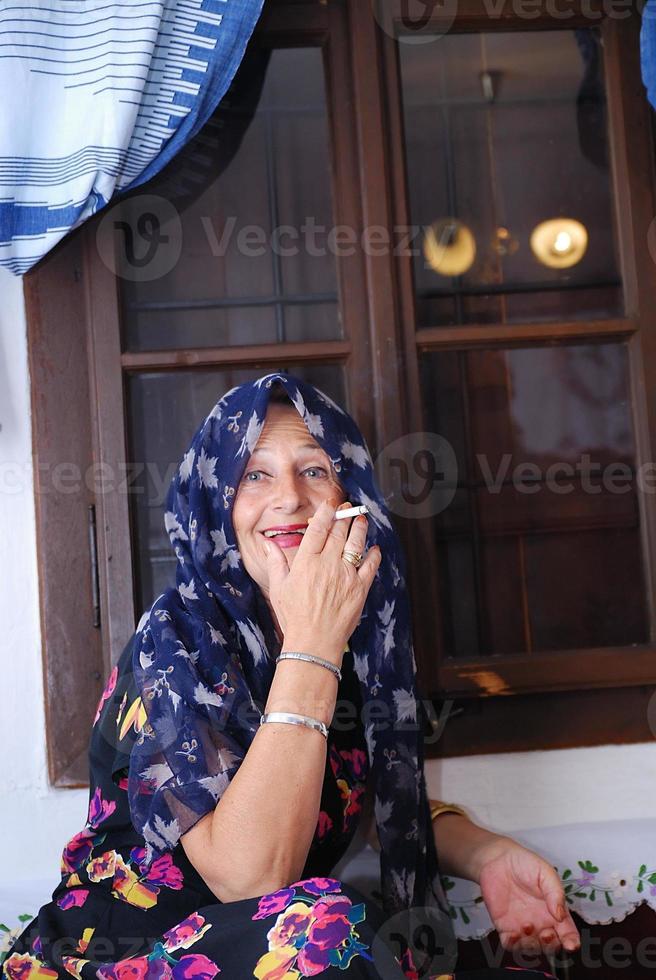 mujer con rosarios foto