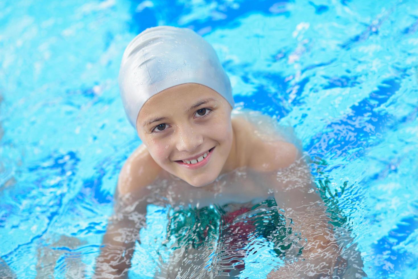 retrato de niño en la piscina foto