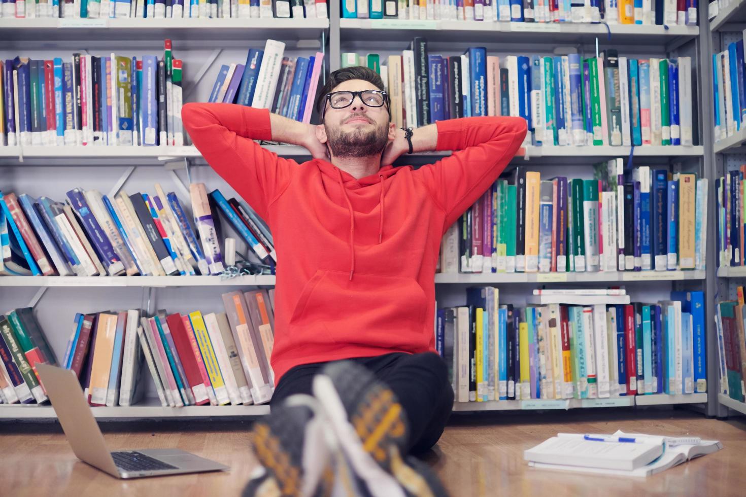 los estudiantes usan un cuaderno, una computadora portátil y una biblioteca escolar foto