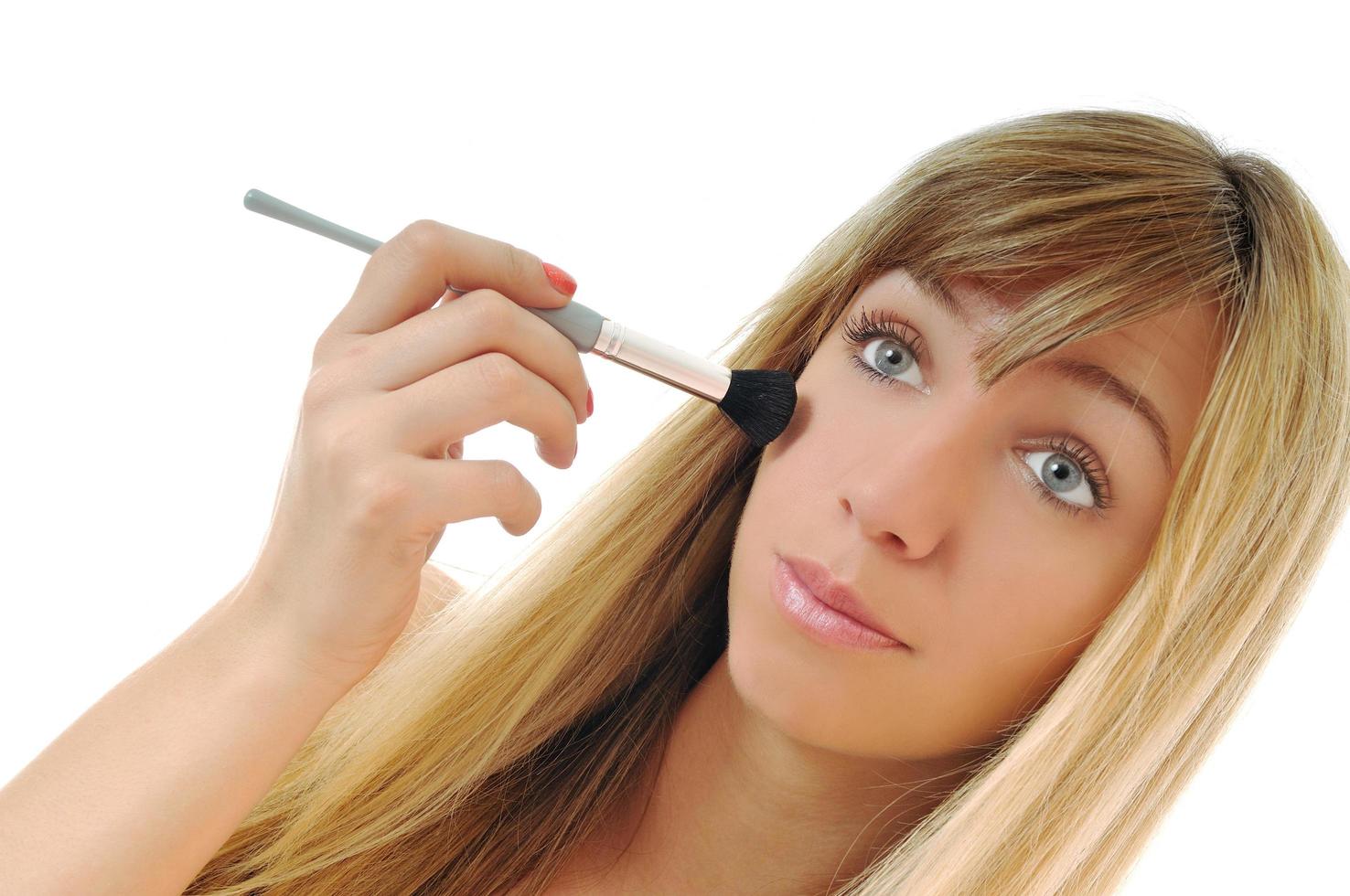 mujer aplicando maquillaje foto