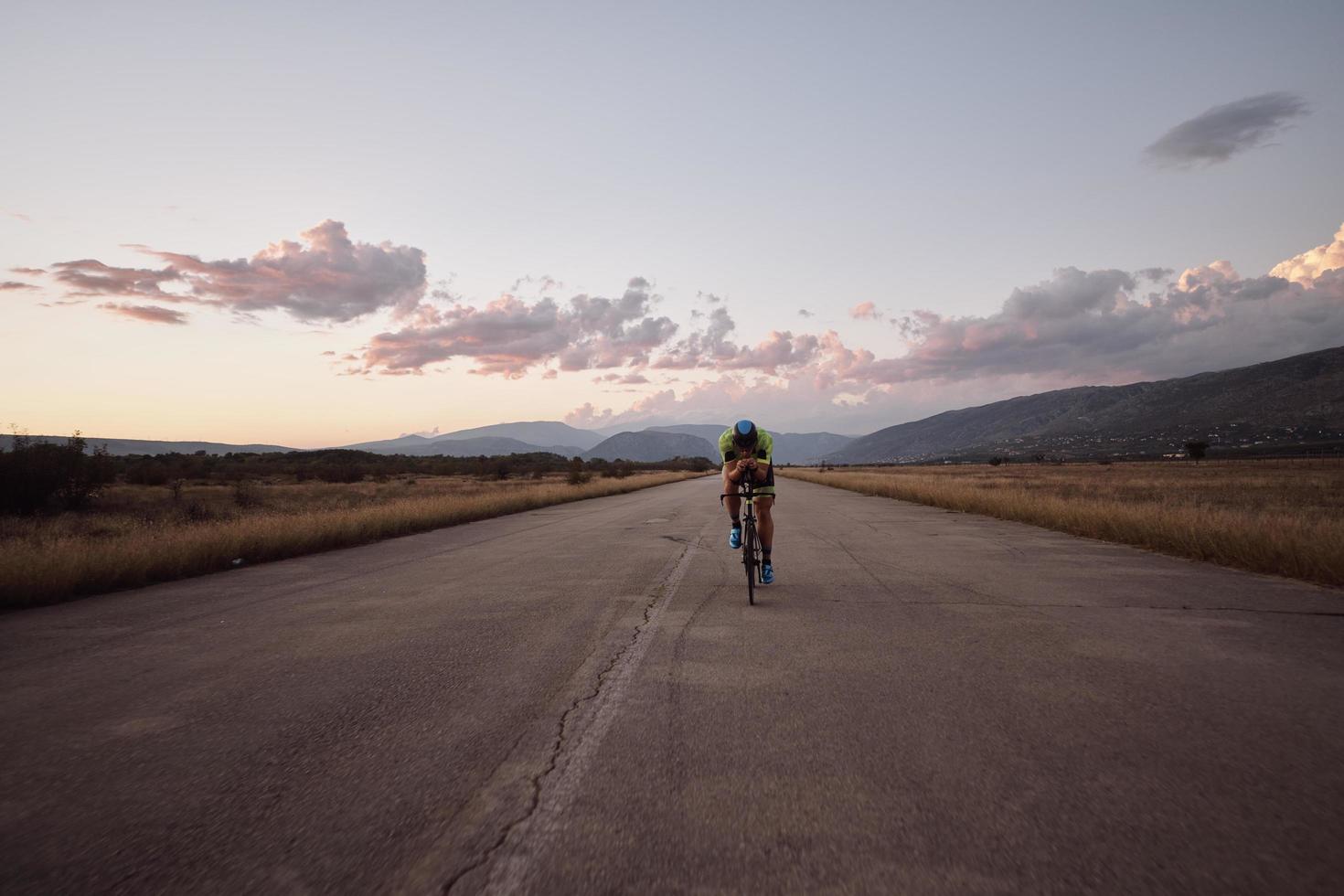 atleta de triatlon andando en bicicleta foto