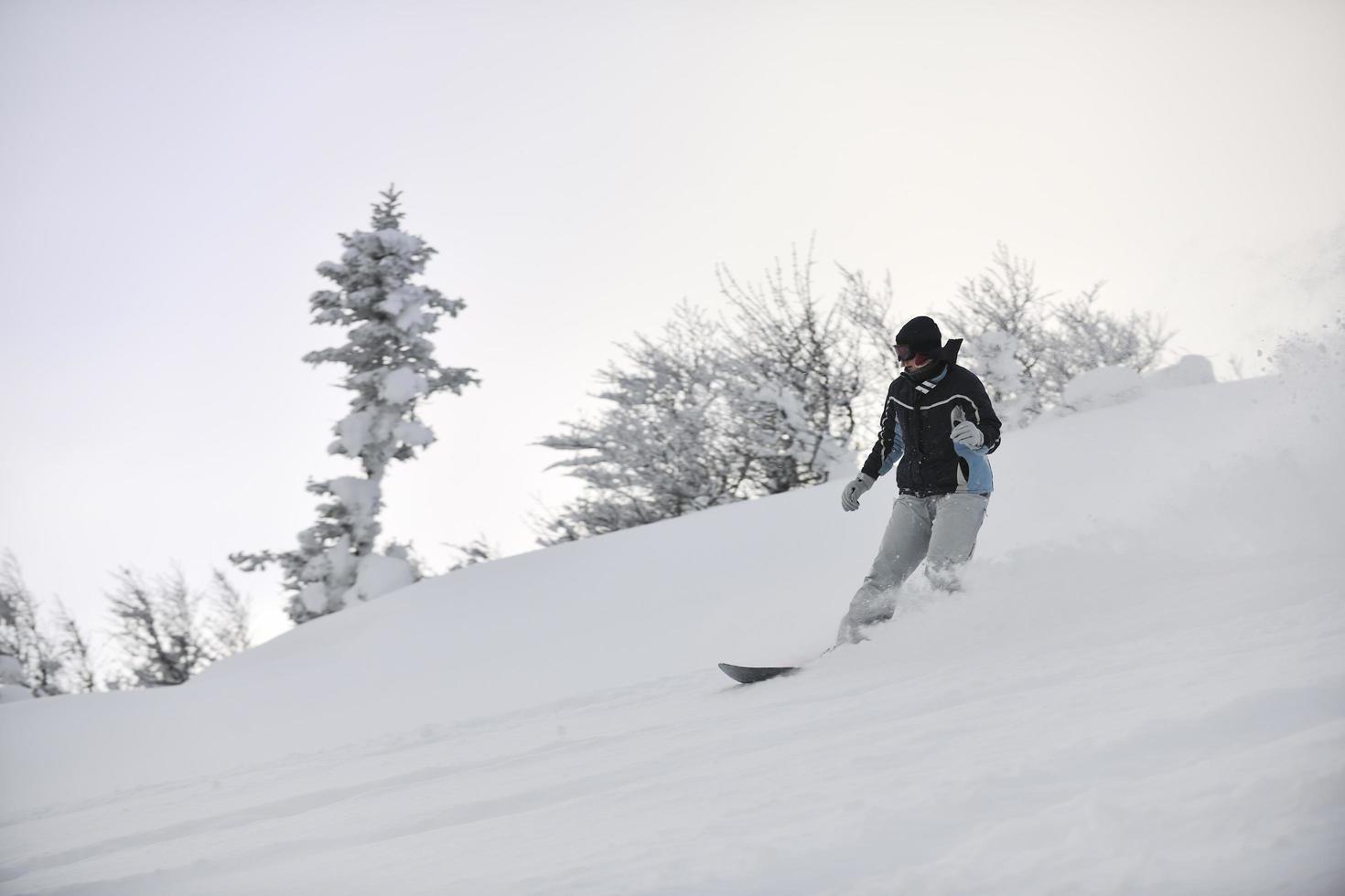 vista de snowboarder de estilo libre foto