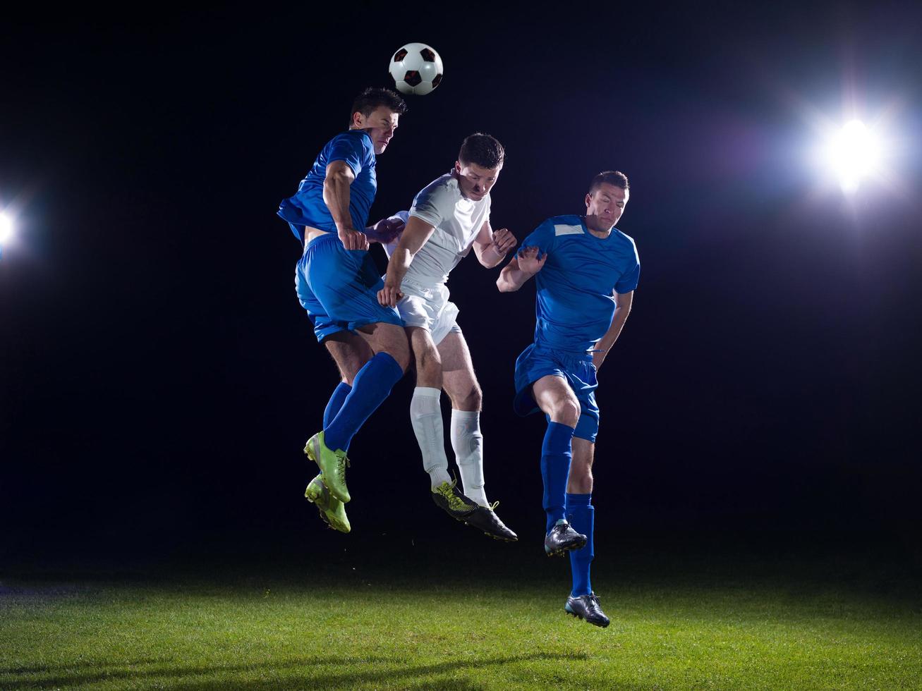 duelo de futbolistas foto