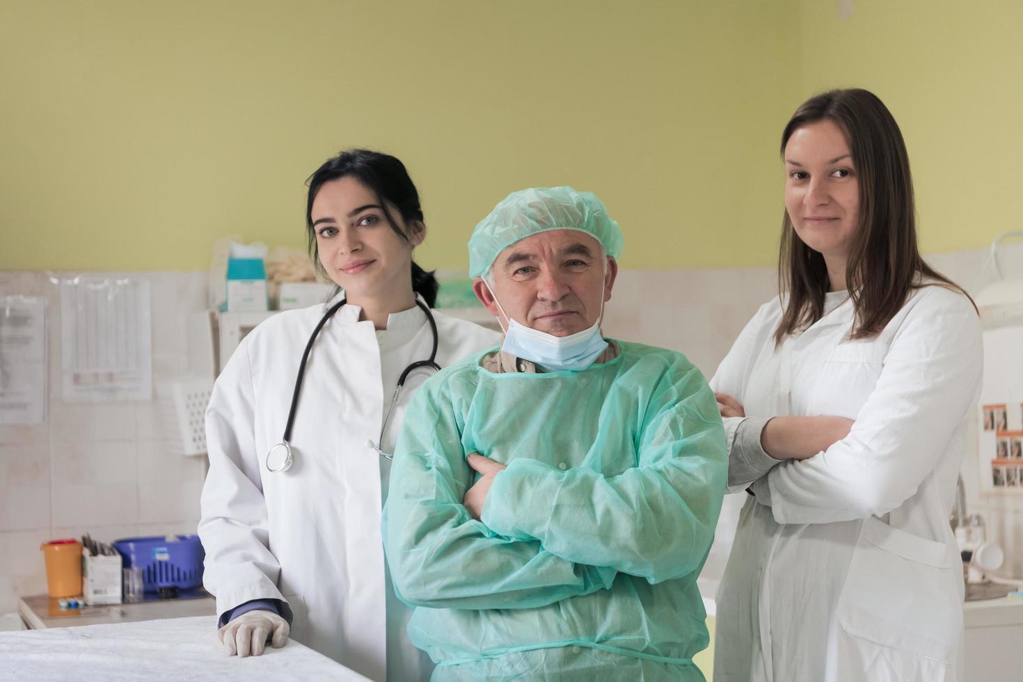 retrato de médicos uniformados y preparándose para realizar una operación quirúrgica en el teatro del hospital. concepto médico. foto