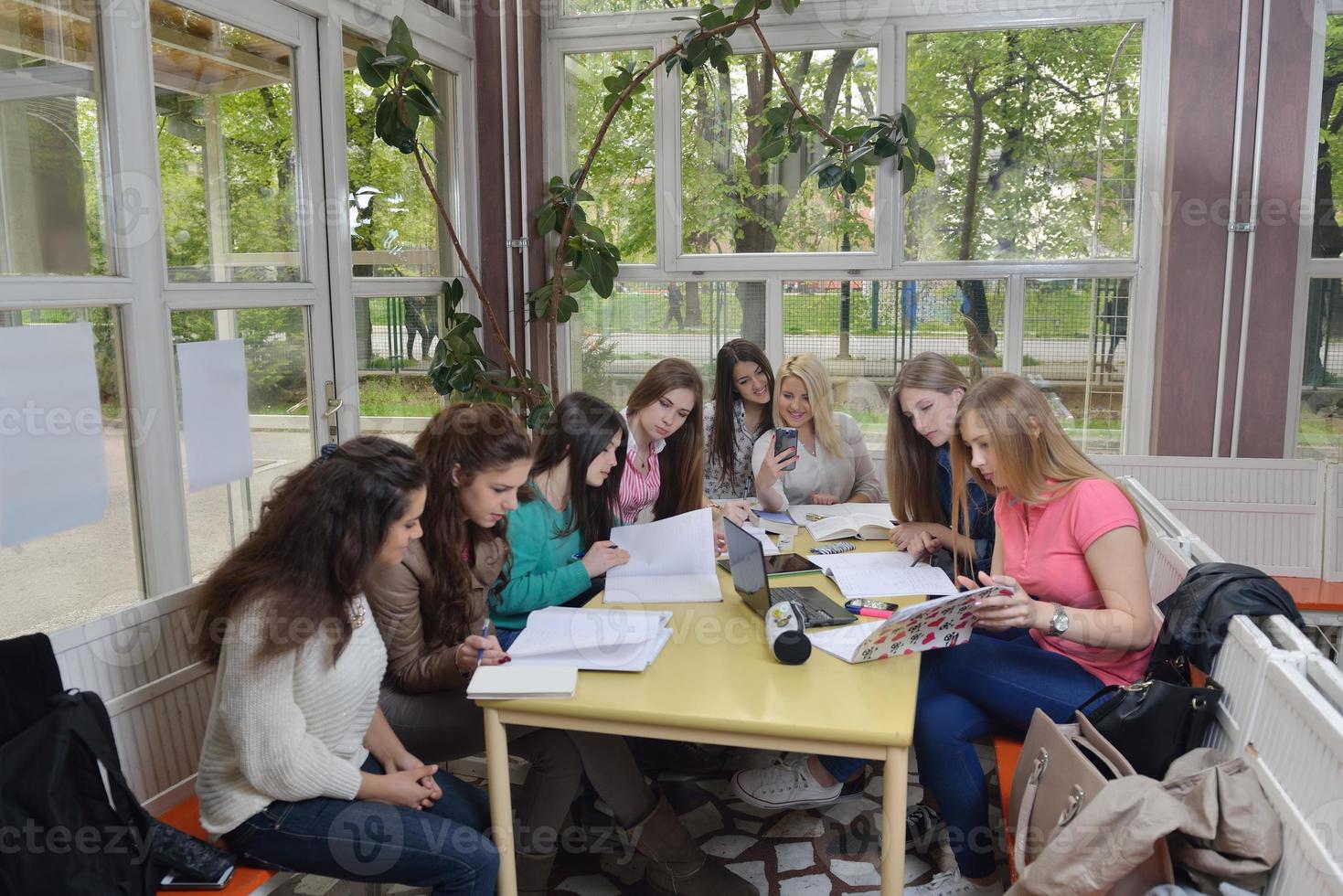 grupo de adolescentes en la escuela foto