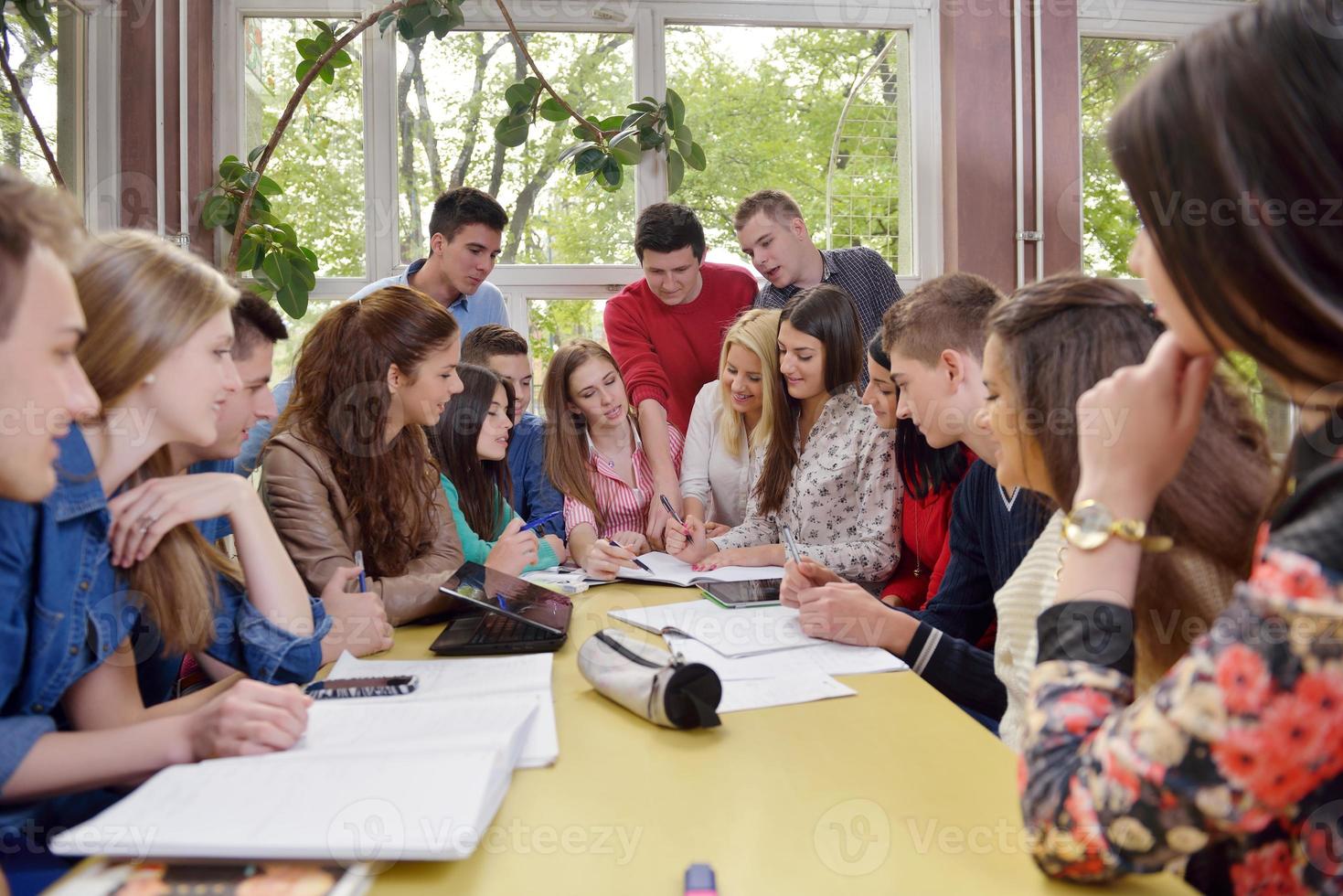 grupo de adolescentes en la escuela foto