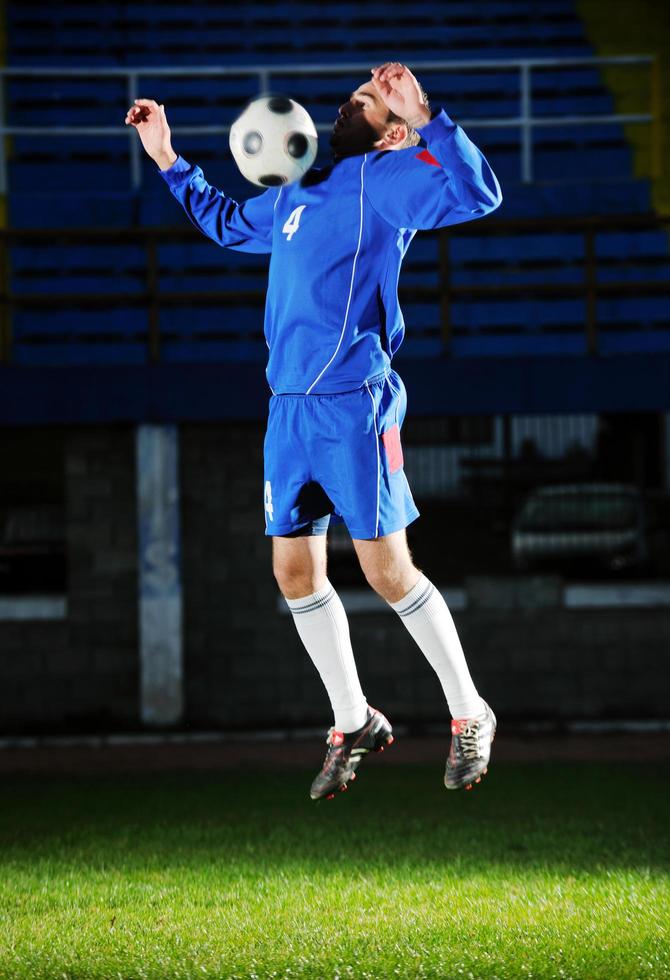 jugador de fútbol en acción foto