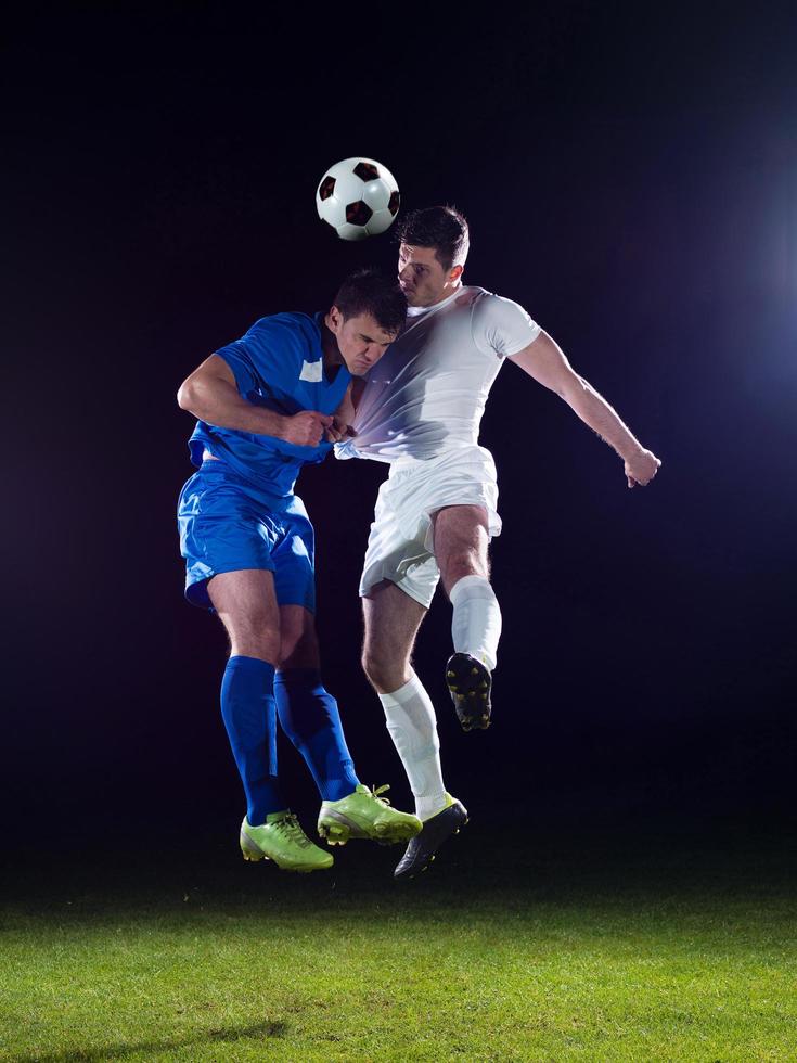 duelo de futbolistas foto