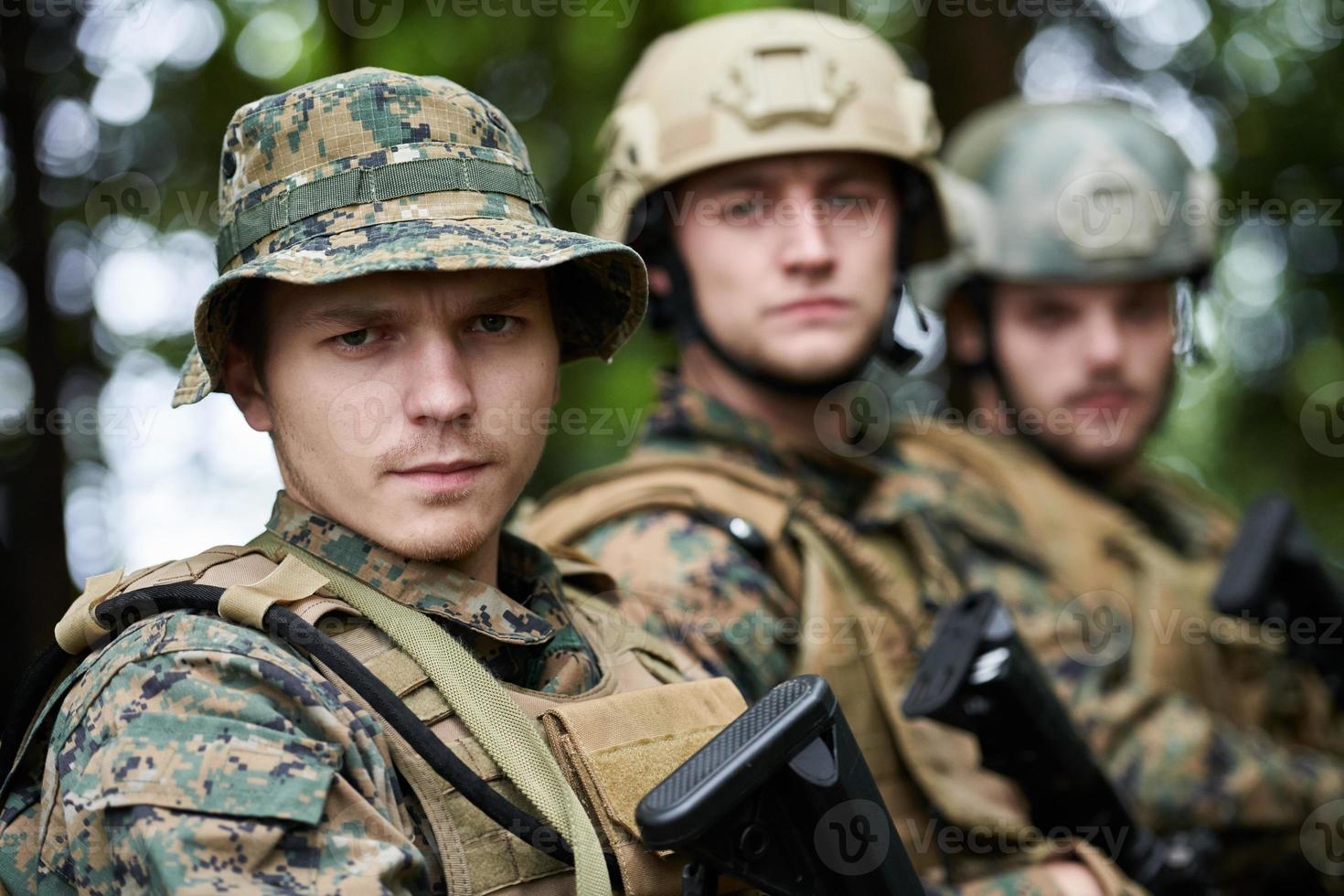 soldados militares en el campo foto