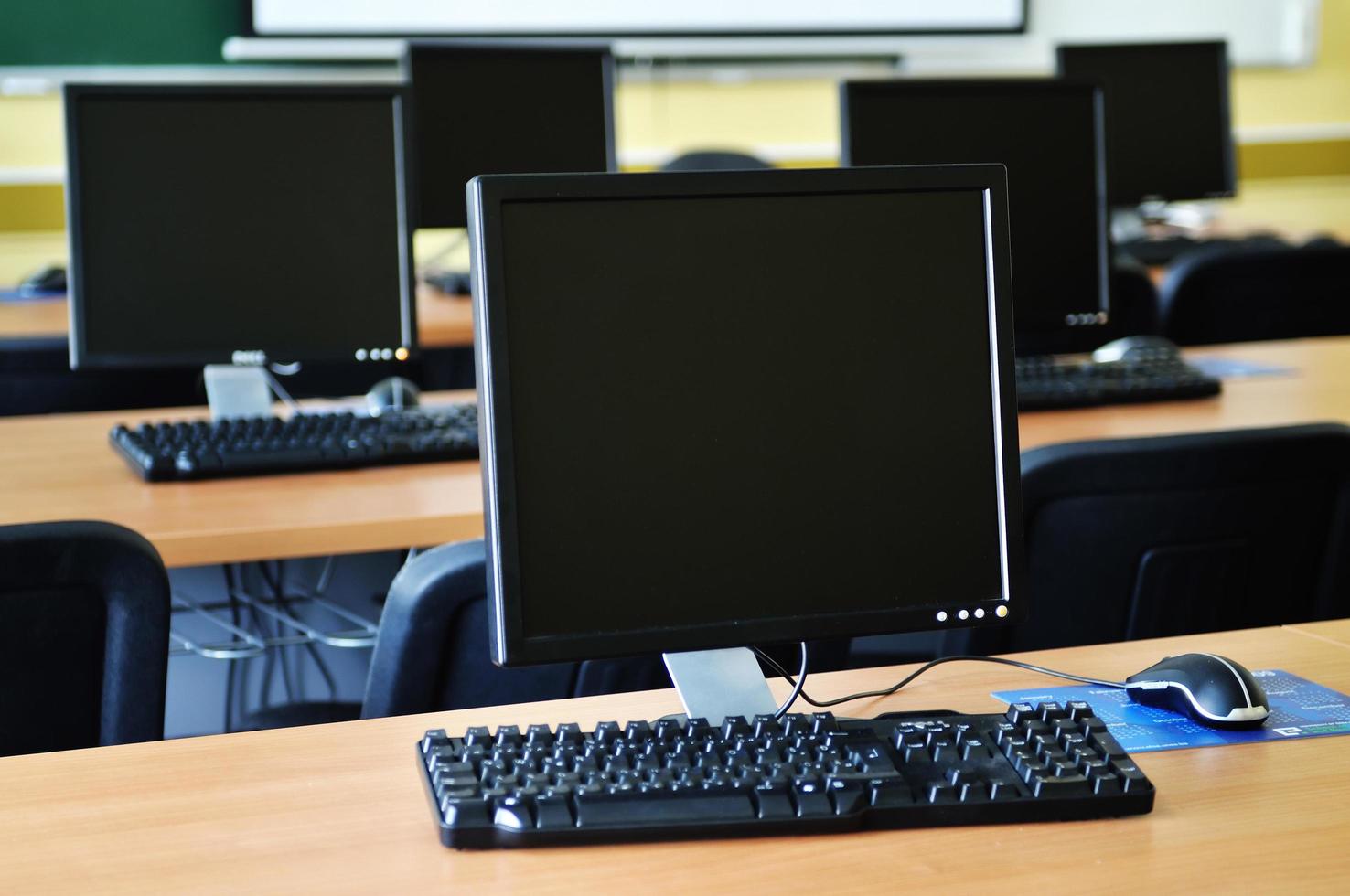 vista de las computadoras del aula foto