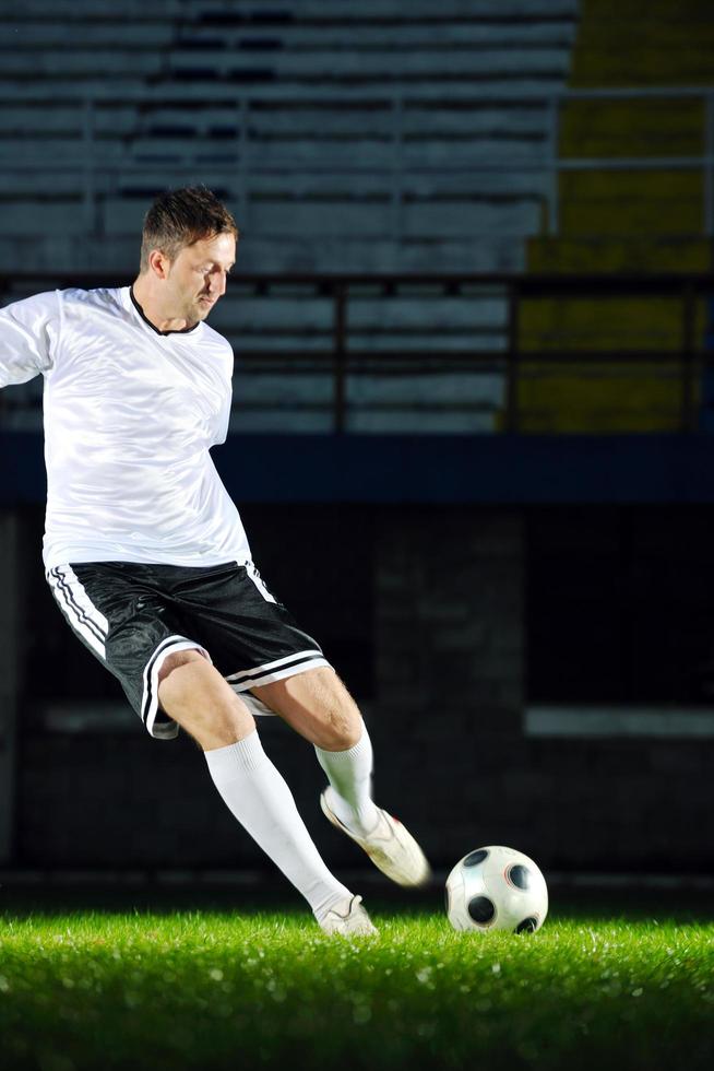 jugador de fútbol en acción foto