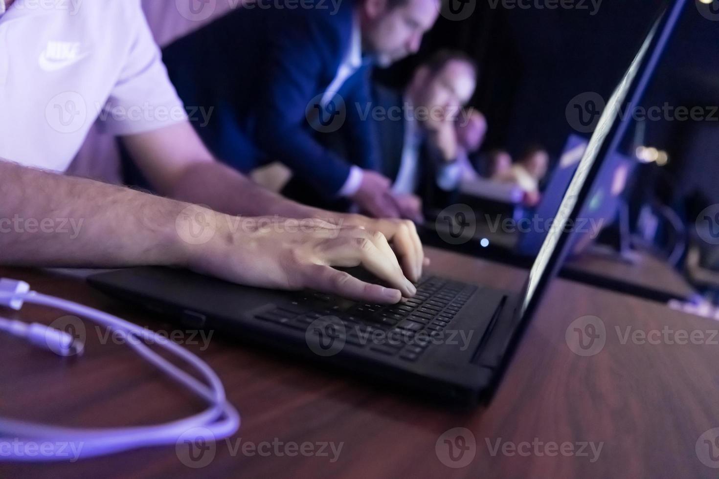 Transmisión en vivo por Internet de reuniones de conferencias de negocios, seminarios web en línea o seminarios a través de la transmisión de redes sociales en la nueva normalidad, brote de covid, aprendizaje electrónico. foto