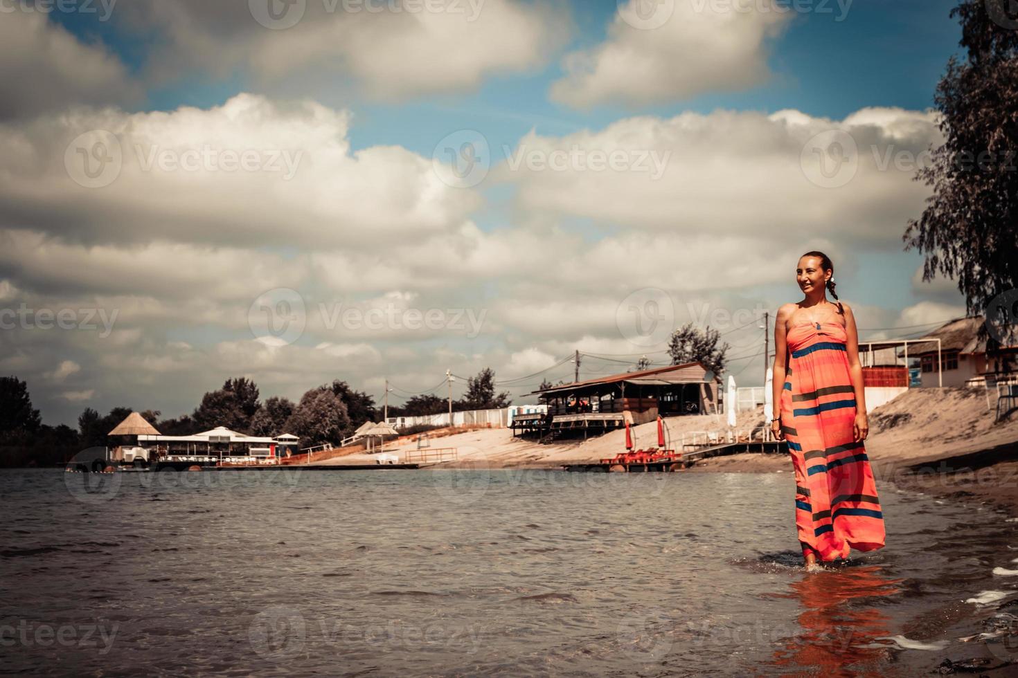 mujer feliz caminando en la playa en verano. foto